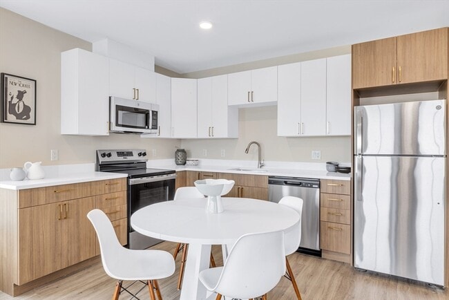 Photo - 356 Cummins Hwy Unit 402