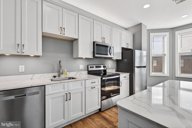 Building Photo - 329 S High St Unit 2