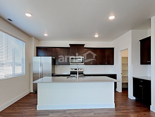 Photo - 901 N Barkvine Ave