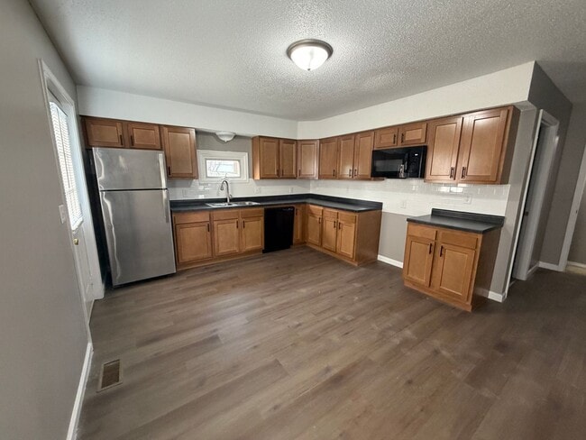 Photo - 420 E Dewald St