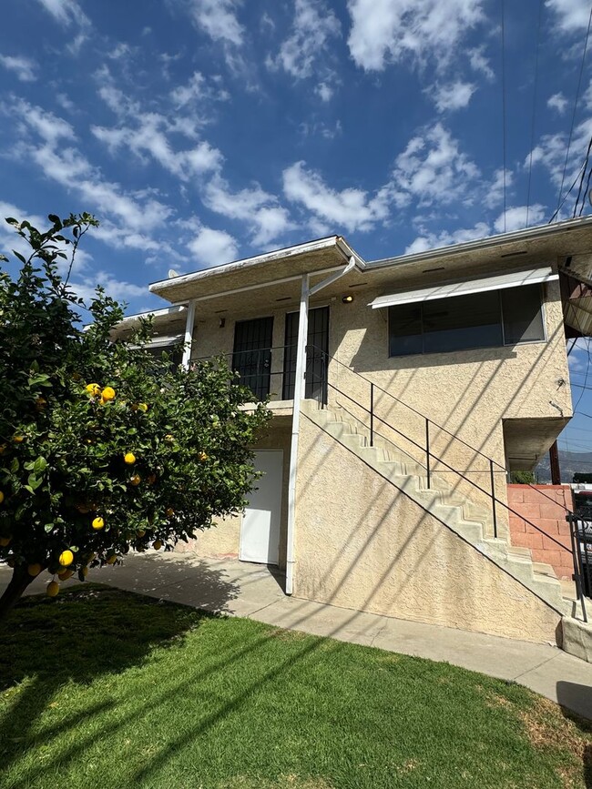 Building Photo - Renovated apartment Unit B