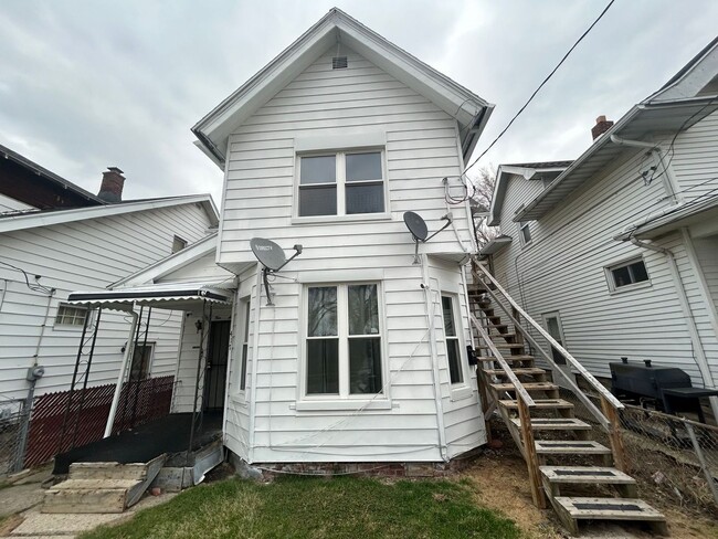 Building Photo - 417 Utah St Unit Upper