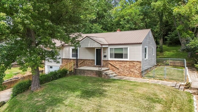 4 bedroom, 2 bath home with den and garage... - 4 bedroom, 2 bath home with den and garage...