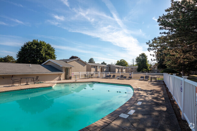 Beautifully Maintained Pool - Cedar Commons Rental