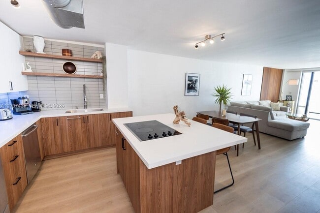 Building Photo - 6801 Indian Creek Dr Unit 708