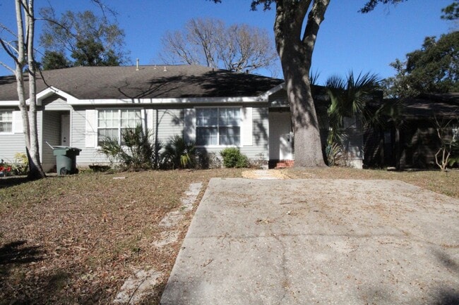 Northeast Pensacola 2BR, 2BA End-Unit Townhome Near Davis Hwy & UWF with Stainless Appliances, Fe...