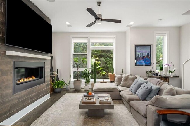 Photo - 52 Reynolds Square Ln