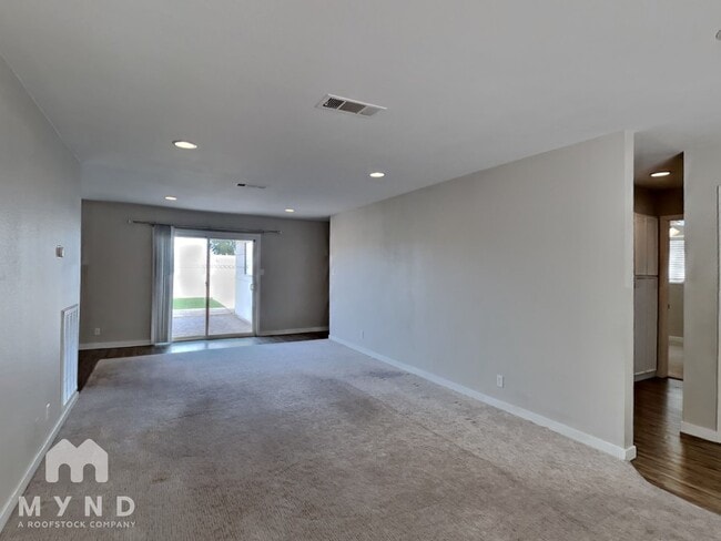 Photo - 1013 James Lovell St