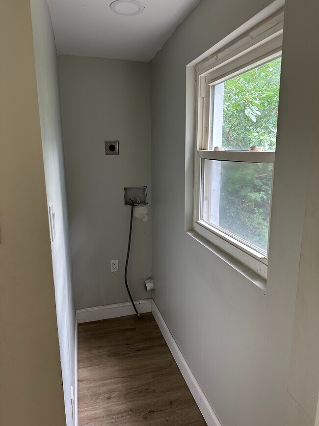 washer/dryer hook-up - 6020 Kershaw St
