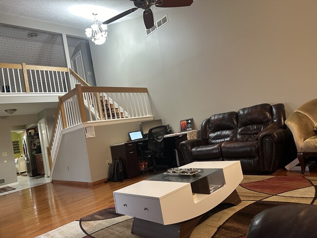 Foto 2 del salón principal - 62 Brittany Cir