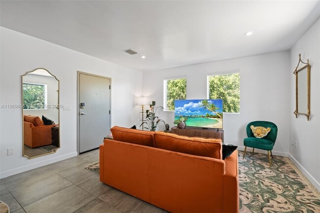 Photo - 165 NW 39th St Unidad 8