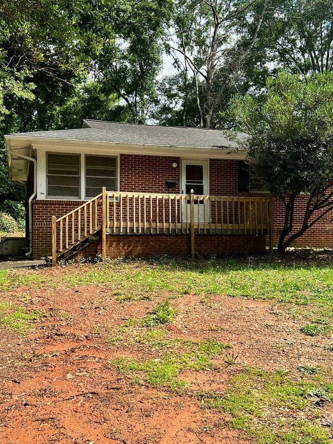 Building Photo - 204 Pine Ln Unit B