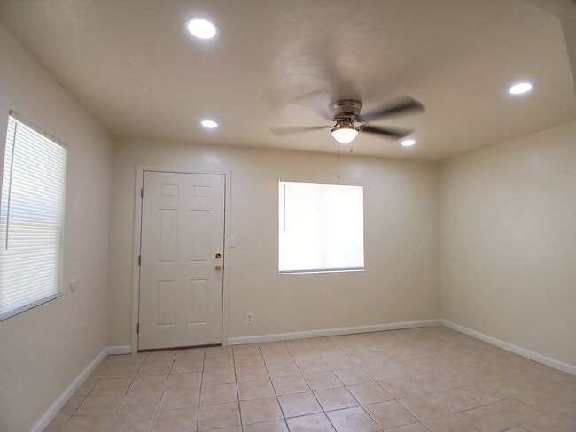Photo - 206-212 B St Unidad 210