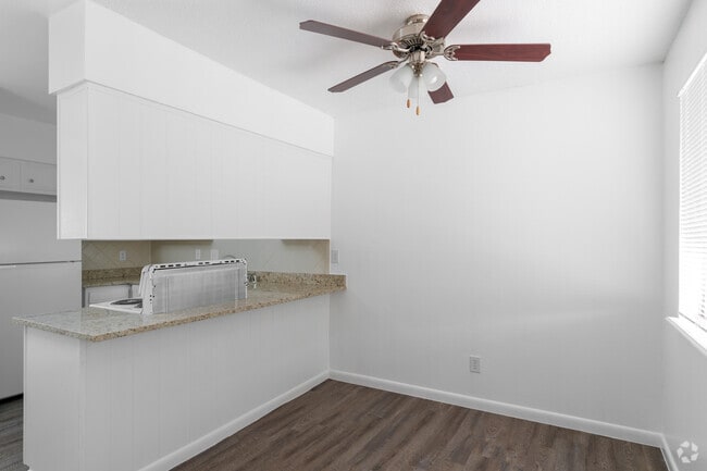 1BR, 1BA - 880SF - Dining Room