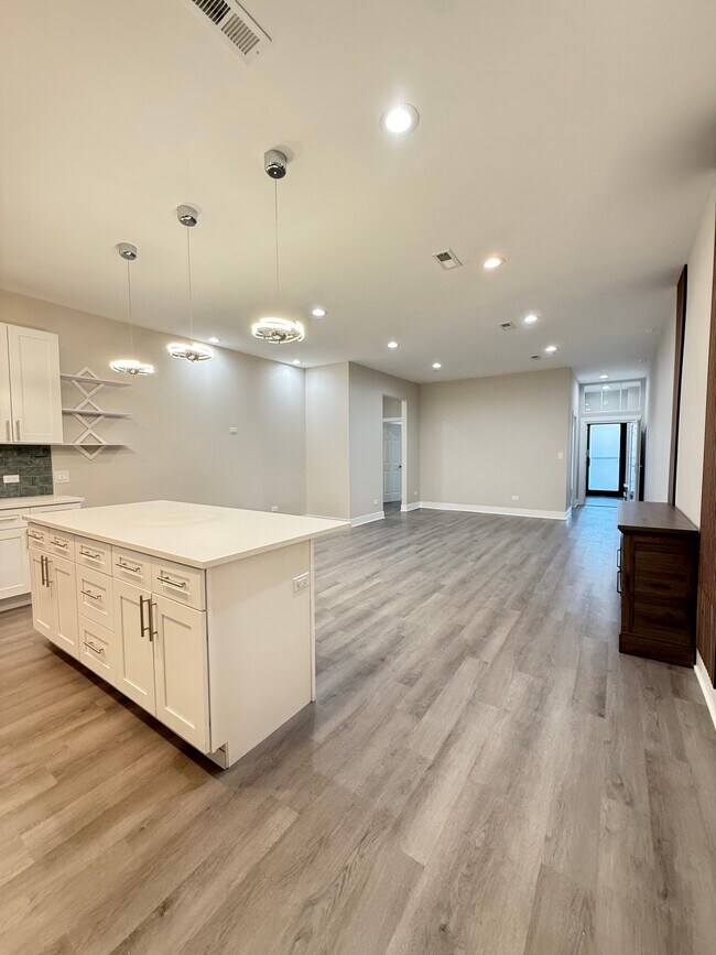 5549 N Lincoln Ave Unit 1