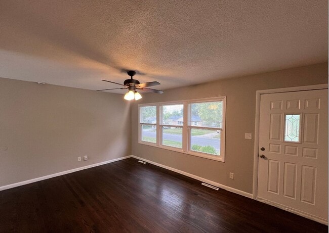 Photo - Charming 3-Bedroom Home with Spacious Fenc...