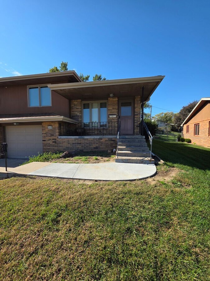Spacious 3 Bedroom Duplex! Available Now! - Spacious 3 Bedroom Duplex! Available Now!