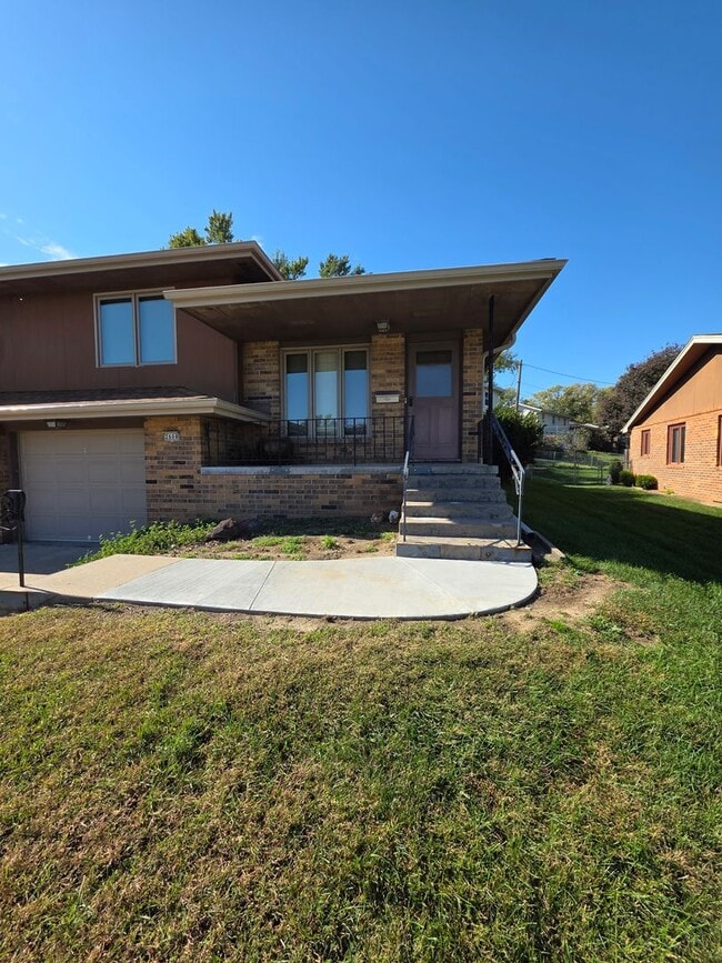 Building Photo - Spacious 3 Bedroom Duplex! Available Now!