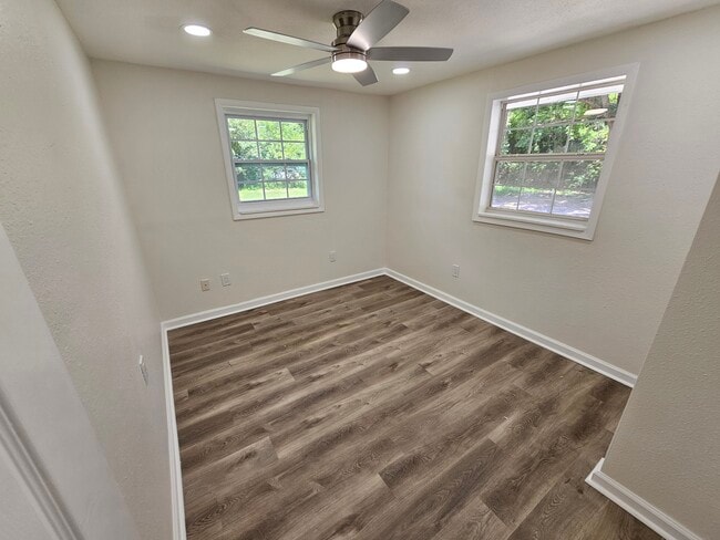 Photo - 1150 Hawthorn Dr