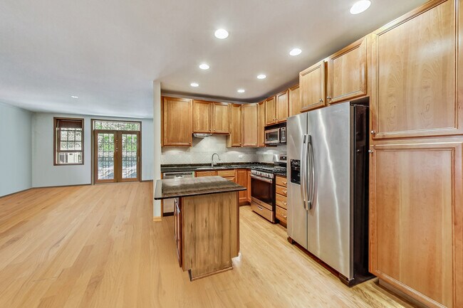 Photo - 917 W Lakeside Pl Unit 1W