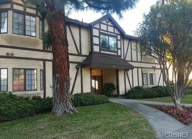 Building Photo - Stunning West Hills 1+1 Upper Unit