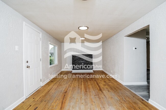 Photo - 5920 N 68th St