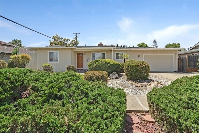 Building Photo - Great Location 3BD Home with Wood Floors &...