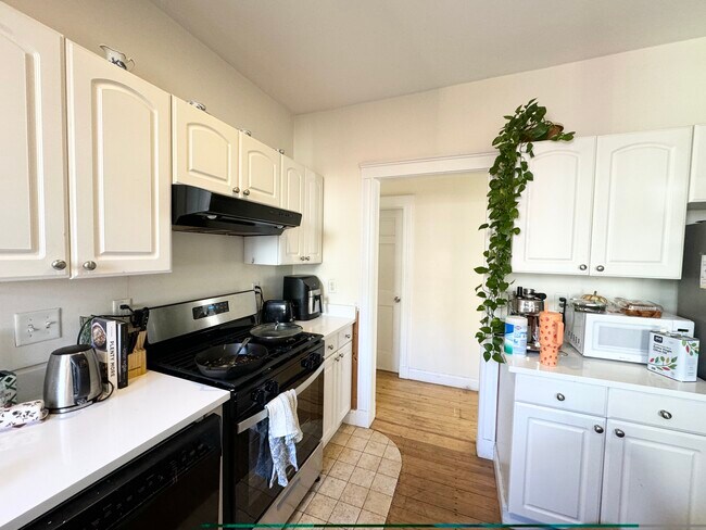 Building Photo - 37 Hillside St Unit 3