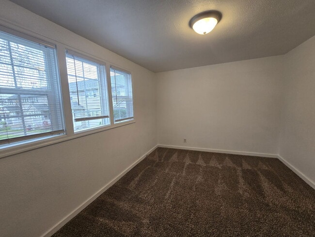 Photo - 451 NE Winchester St