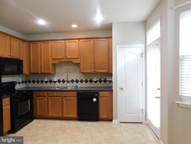 Photo - 402 Kintyre Ln