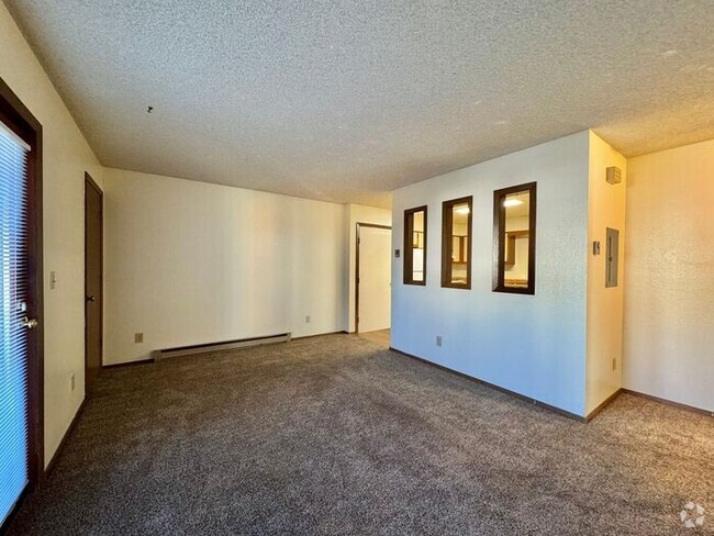 Building Photo - Large 2 bedroom 1 bath apartments in an 8-...