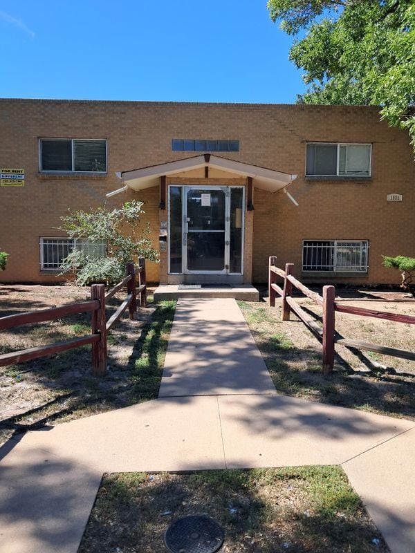 Building Photo - 1931 Clinton St