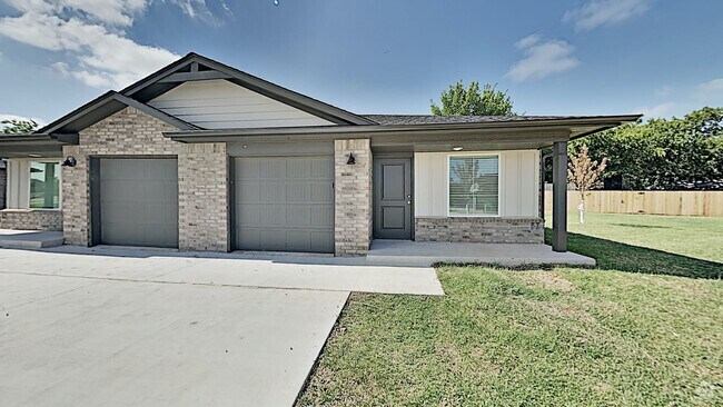 Building Photo - 2 Bed 2 Bath with a 1 Car Garage Duplex wi... Rental