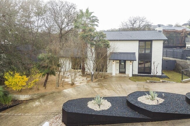 Photo - 2001 Wychwood Dr