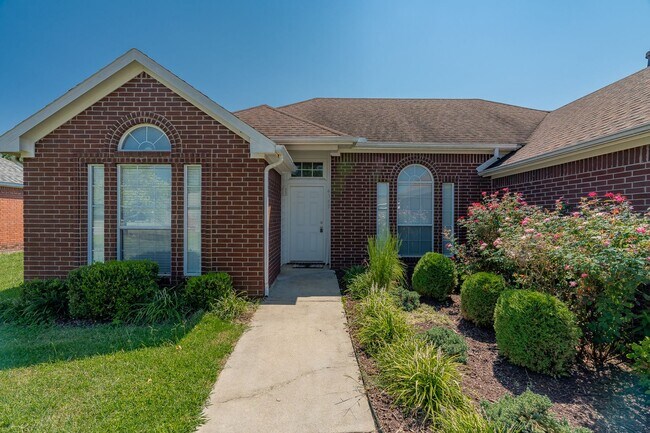 Photo - 3 Bedroom 2 Bath Beautiful West Fayetteville home!! Great Location, Great yard!!