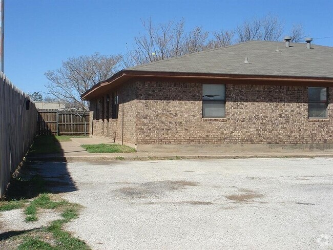 Building Photo - 1250 Elm St Rental