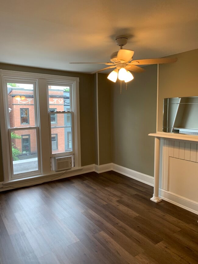 Living room 1a - 1829 Swann St Unidad #4