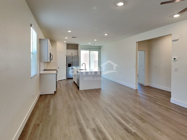 Photo - 842 English Primrose St