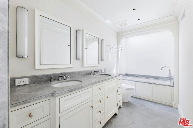 Building Photo - 152 S Camden Dr