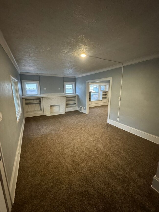 Photo - 5 Bed / 1.5 Bath Sunroom & Spacious Layout