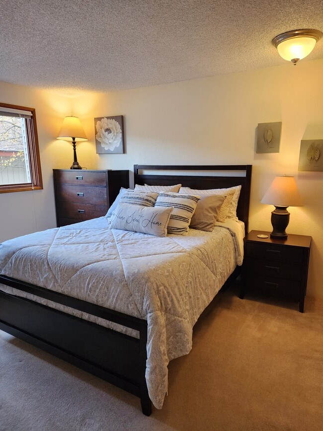 Gorgeaous matching Queen Wood Bedset - 9645 Independence Dr Unit D110