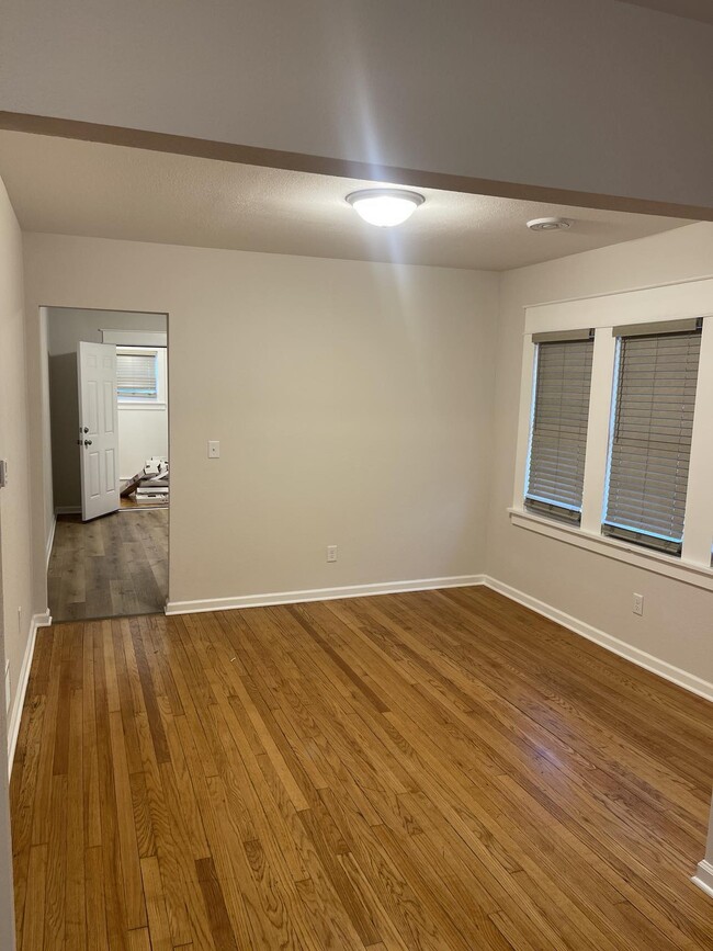 Dining room to kitchen - 1104 W Chambers St Casa Adosada
