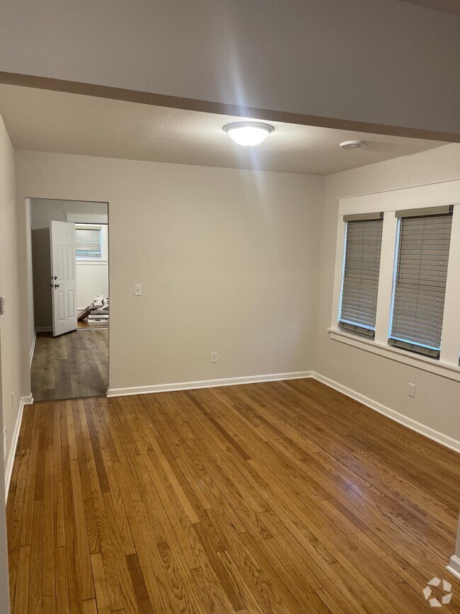 Building Photo - 1104 W Chambers St Rental