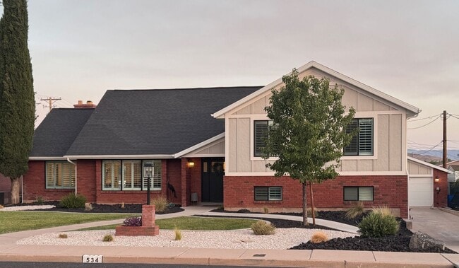 Stunning 7-Bedroom Home with Pool, EV-Read... - Stunning 7-Bedroom Home with Pool, EV-Read...