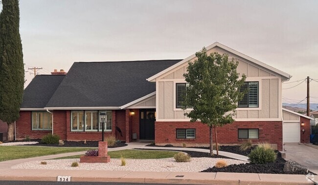 Building Photo - Stunning 7-Bedroom Home with Pool, EV-Read...