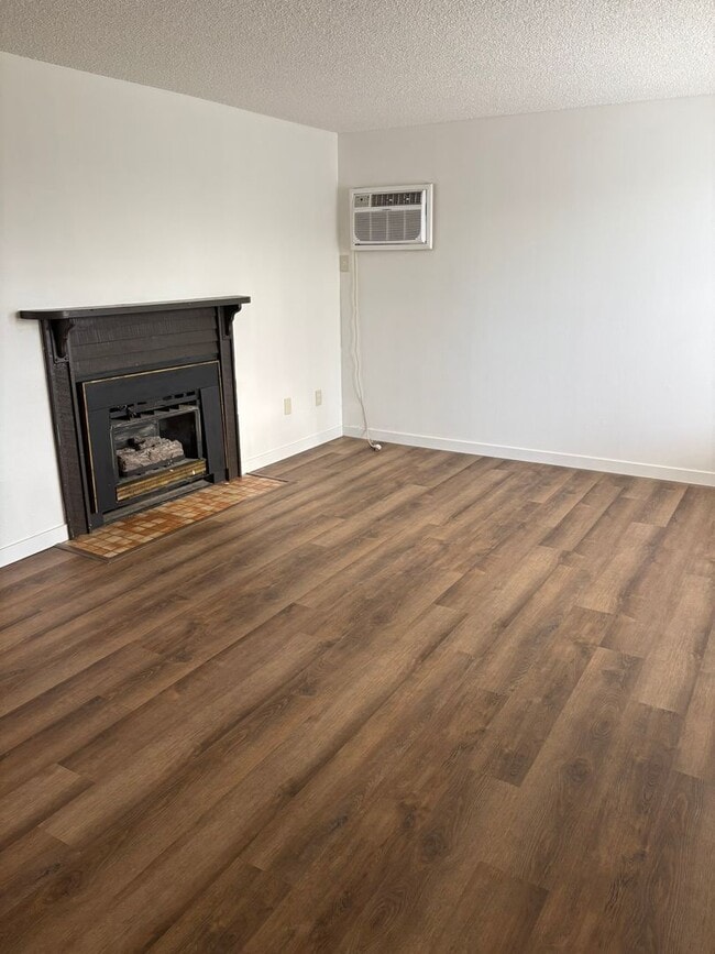 Photo - MP82 - 6119-6123 N. Addison St. Unit 6123