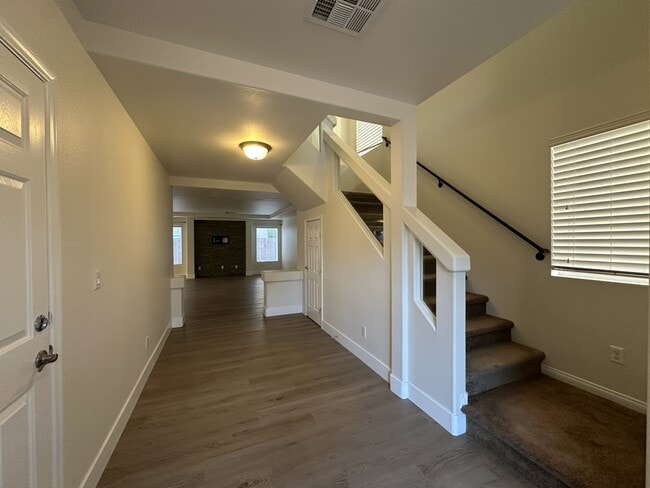 Photo - 6752 Philharmonic Ave