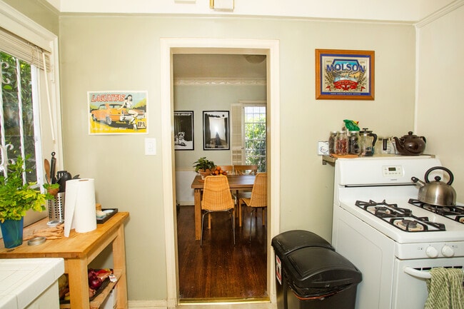 Kitchen - 5968 San Vicente Blvd Unit 1