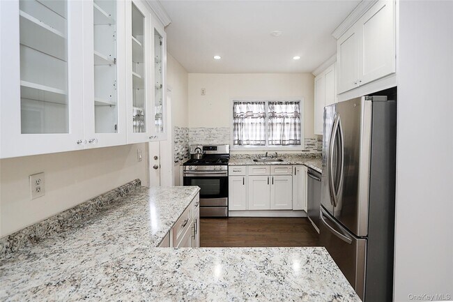 Photo - 987 Kings Pkwy