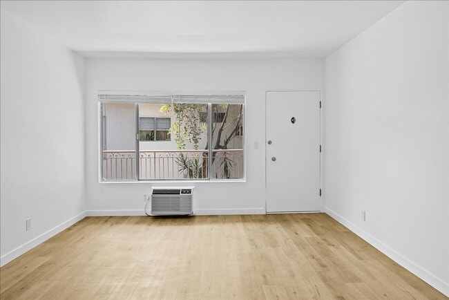 Photo - 11661 Erwin St Unidad 09